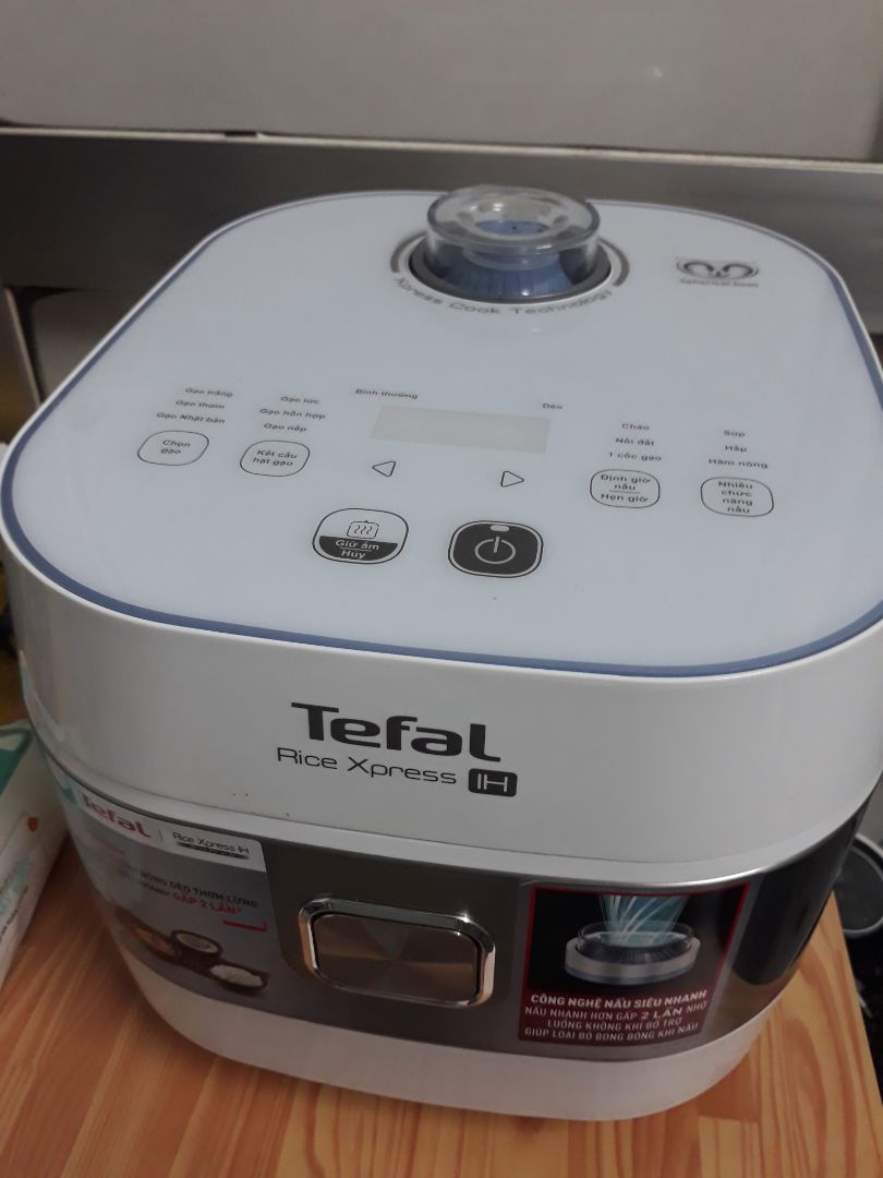 Nhà mình có nồi chiên , nồi cơm điện Tefal. Nồi cơm nhìn hình ảnh thấy đẹp nhưng thực tế đẹp hơn nhiều, nấu cơm ngon, mình rất ưng ý nồi cơm và đã giới thiệu để bạn mình mua nồi giống vậy. Lần này mua máy xay sinh tố  chọn dòng có thể xay đá, lưỡng lự giữa Tefal và Philip ,cuối cùng chọn Tefal nhưng lần này hơi thất vọng vì xay đá hơi tệ , mặc dù mình xay rất ít và đá đã được đập nhỏ ra. Lưỡi dao 6 cánh nhưng lưỡi nhỏ và mỏng manh hơn so với máy Philip cũ của mình.