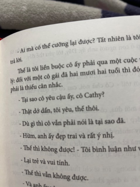Tại sao có thể xuất bản một quyển sách mà chính tả sai liên tục như vậy? Đọc mà cọc luôn á!!! "Thật dớ dẩn"! Đã sai chính tả mà đến cái dấu câu cũng sai luôn ạ! Xúc phạm người đọc!