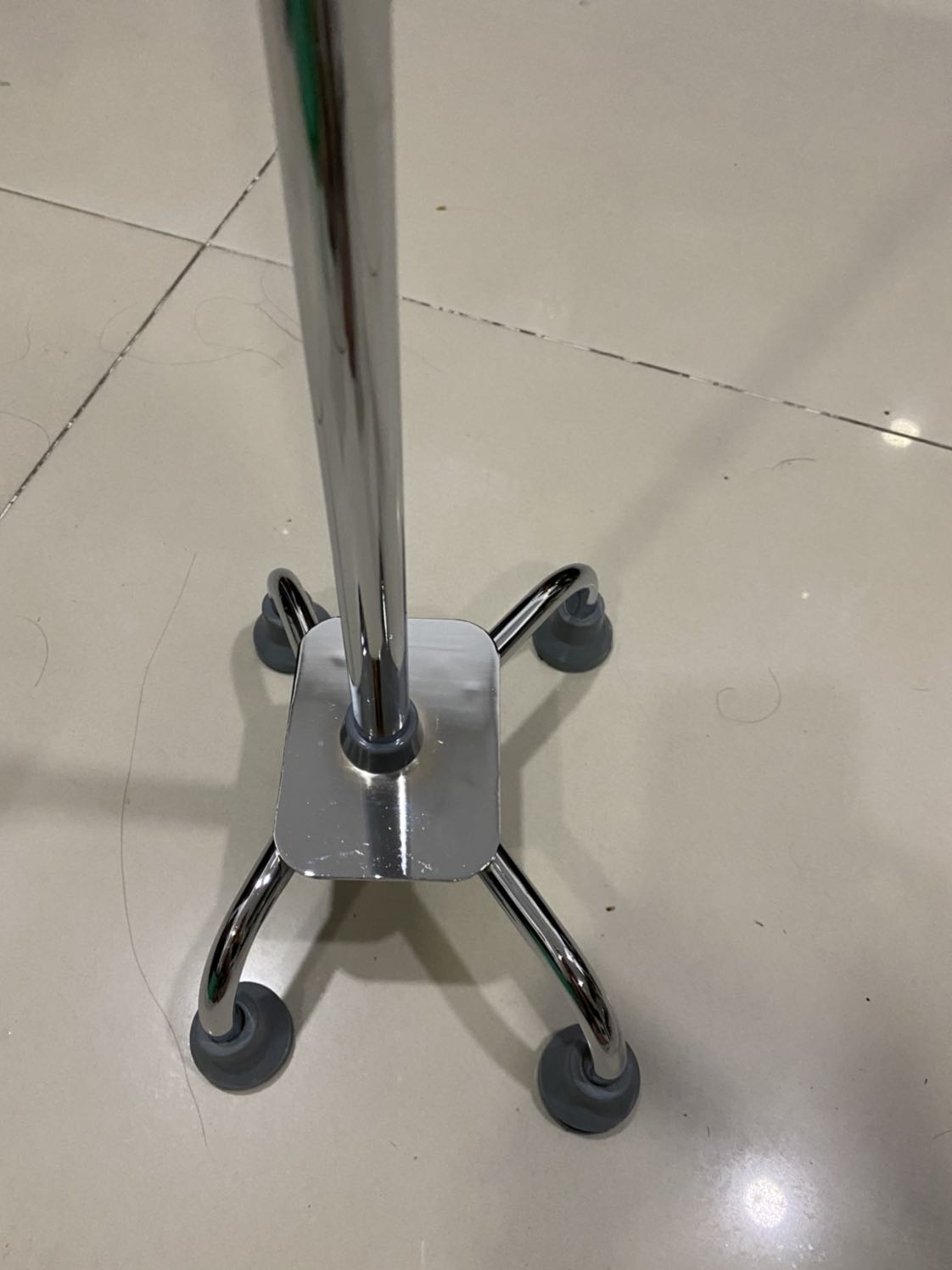 Hàng giao nhanh nhưng không giống mẫu đã đặt (4 chân đều nhau quanh vòng tròn), gậy mình nhận chân đế bị lệch bên ngắn bên dài, cho hỏi đây là lỗi hay NSX chủ tâm thiết kế như vậy ah, lại cập kênh ko chắc nữa.
Thật sự là ko yên tâm khi sử dụng cây gậy này. 
Tiki có thể đổi hàng không ah. 
Cám ơn Tiki