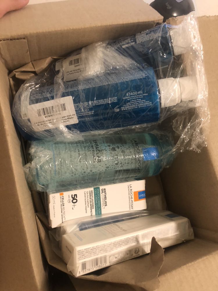 *** đảo. Lúc mình đặt hàng gồm 5 thứ có quà tặng đi kèm (event 11/5) mỗi thứ mà lúc nhận hàng lại nói mình ko chọn quà lúc đặt (bạn nào đặt hàng sẽ thấy 1 món hàng sẽ đi kèm 2 món quà mặc định chứ ko cần phải chọn gì cả). Đơn hàng cũng hơn 2 triệu, số tiền lớn với 1 đơn hàng từ trước tới giờ mình mua nhưng thất vọng về cách làm việc và giải quyết vấn đề của Tiki (lúc mình gọi lên tổng đài các bạn đã ngắt điện thoại để trao đổi bàn bạc với nhau chứ ko có 1 câu trả lời minh bạch ngay lập tức). Thà nói quà hết thì còn được, giờ mình đặt rồi lại nói mình k bỏ vào giỏ hàng là sao? Bao nhiêu món như hình khiến mình thật sự xót tiền. Mọi người cẩn thận nhé.