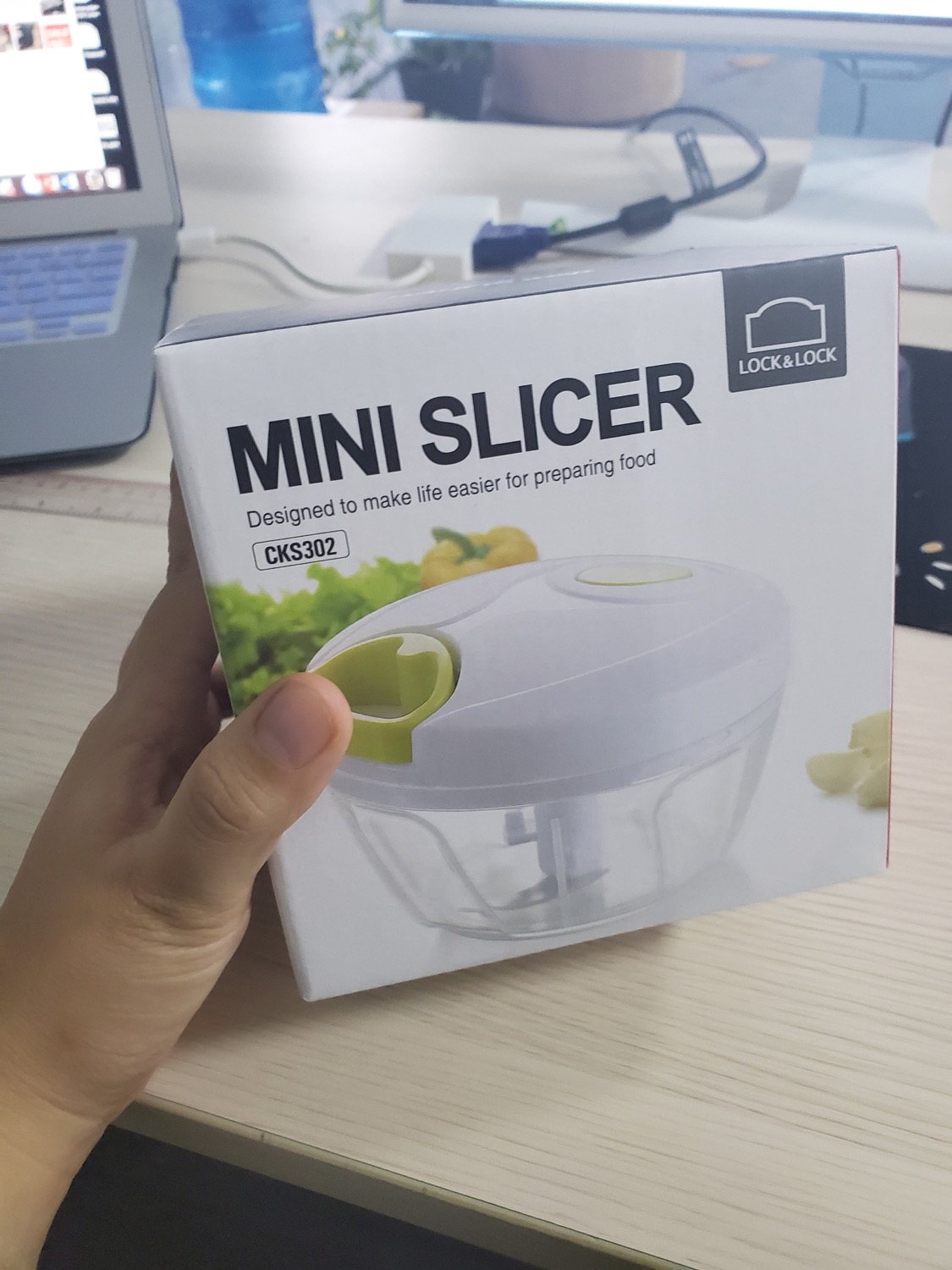 Sản phẩm đẹp y hình và cực kì tiện lợi, dễ vệ sinh. Mình dùng để xay hành, tỏi, sả, ớt thì thấy rất ưng ý, mình chưa thử với thịt. 
Mình cũng đọc kỹ review lắm mới mua, vì trên mạng có nhiều chỗ giá chỉ bằng 1 nửa. Sau khi sử dụng thì lần thứ 2 mình đặt những 5 cái để tặng cho gia đình, bạn bè luôn :D