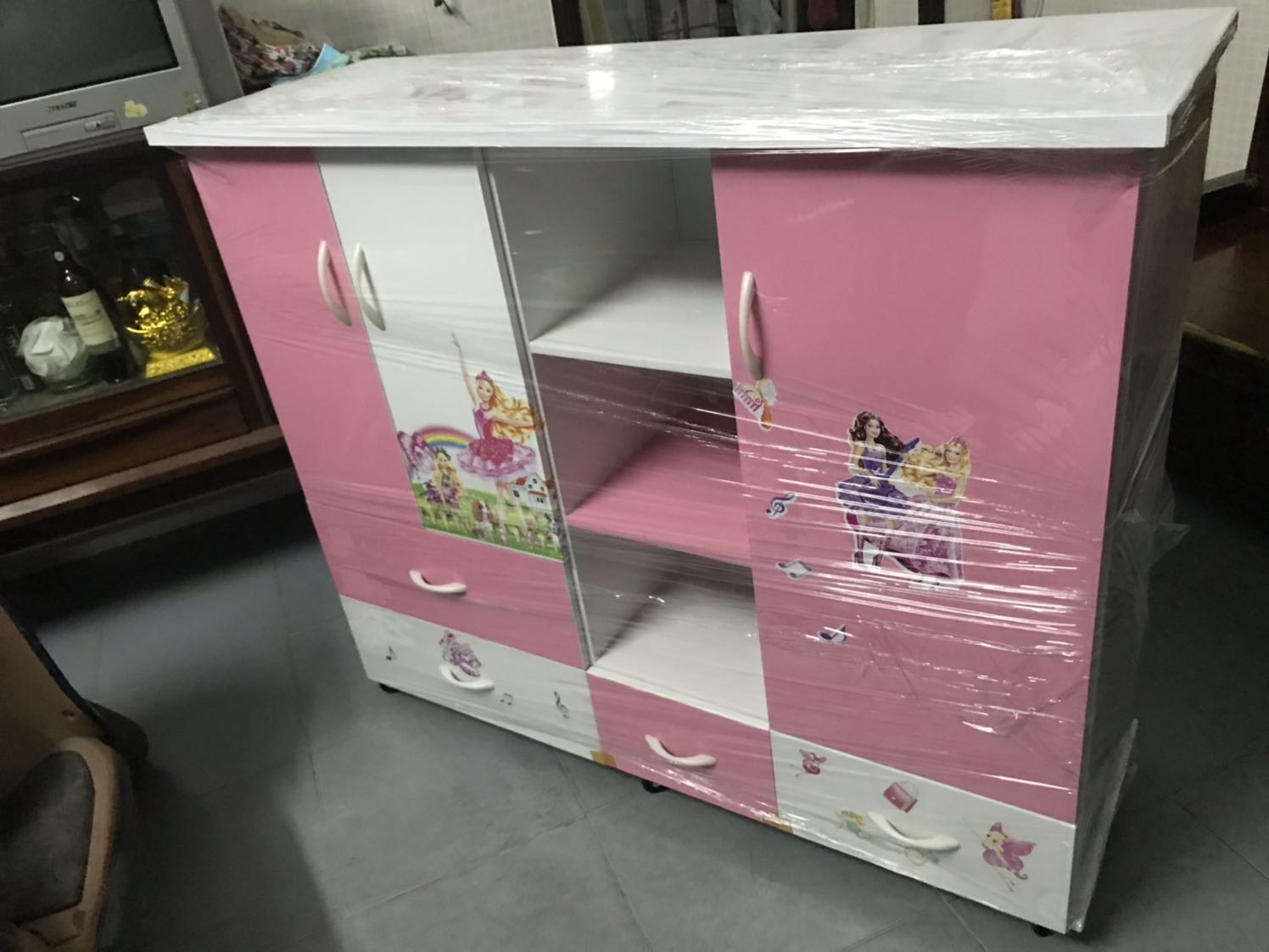 Tủ đẹp, chắc chắn, đáng để đầu tư cho bé yêu. Nhiều ngăn nên thấy tiện dụng Tủ đẹp, chắc chắn, đáng để đầu tư cho bé yêu. Nhiều ngăn nên thấy tiện dụng