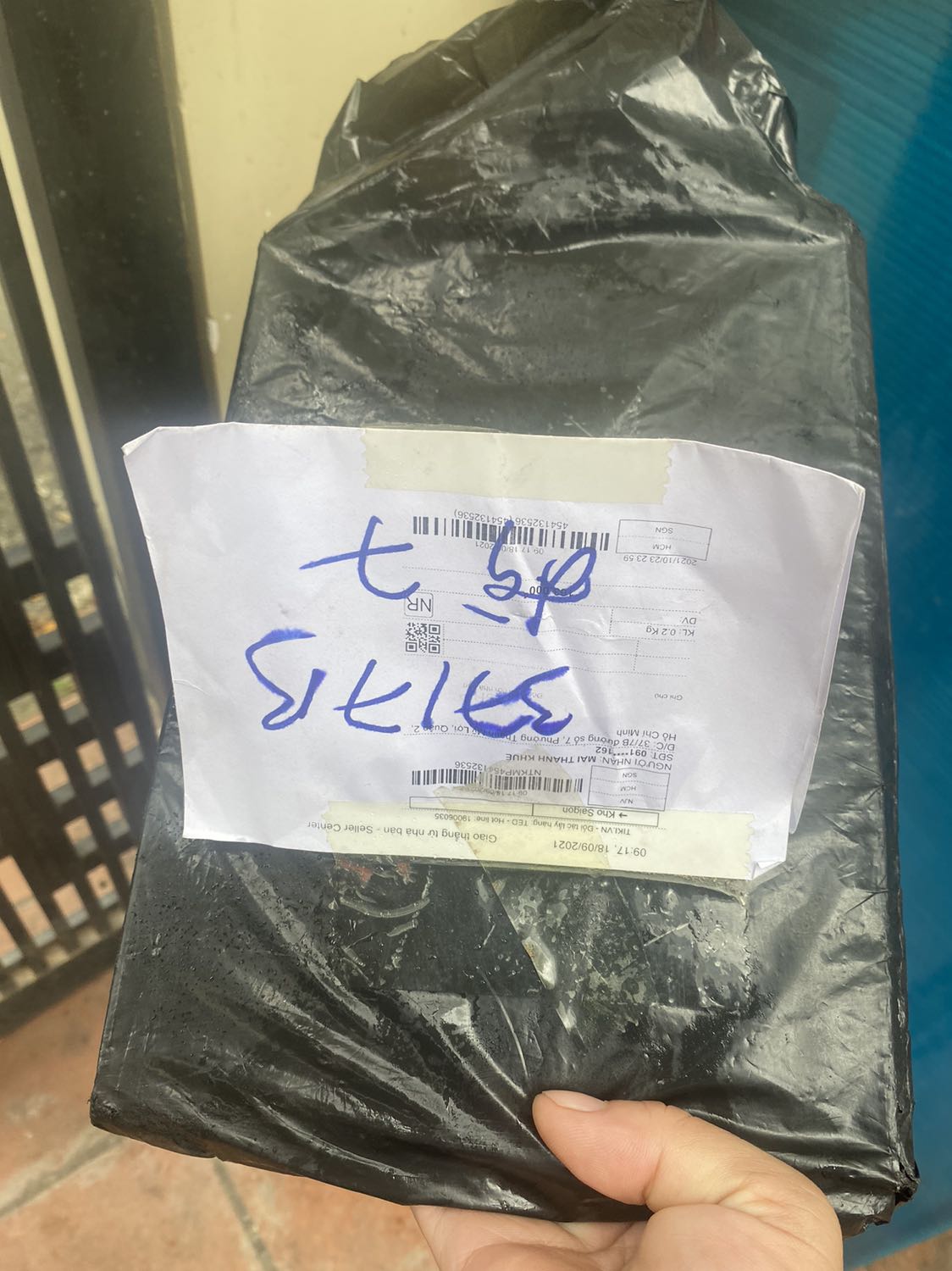 Tiki làm ăn càng ngày càng tệ, đặt hàng hơn 1 tháng mới tới chẳng lẽ không thèm nhận, còn 1 đơn nữa từ tháng 7 chưa giao, tiki giữ lại mà ăn luôn đi