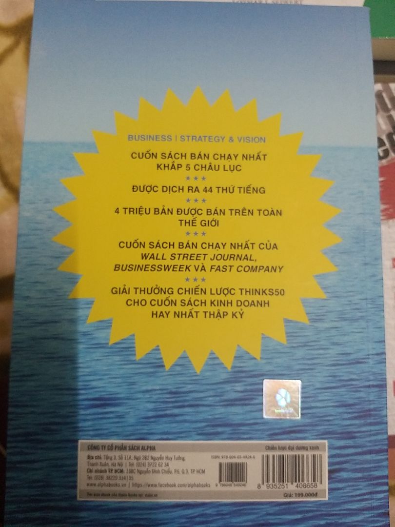 Đừng cạnh tranh.Hãy tạo ra thị trường mới...Đó là cốt lõi của cuốn sách kinh điển này.Có lẽ đã quá quen thuộc với cuốn sách này rồi.1 Chiến lược khá mới mẻ đại diện cho. thế hệ kinh doanh mới.Đừng hỏi tại sao đây là cuốn sách dc chọn vào các tác phẩm của Harvard business review press
