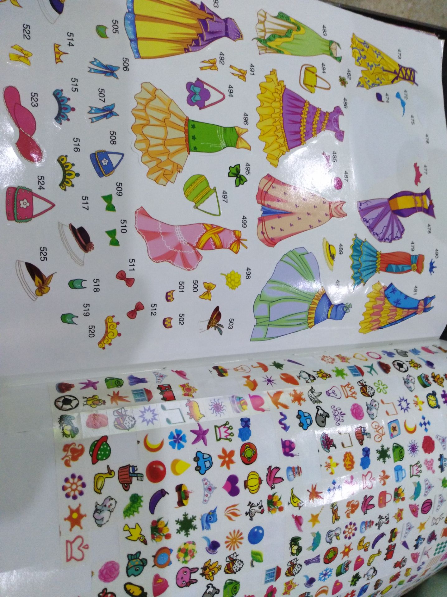 shop giao hàng nhanh,mới đặt hồi tối mà sáng nay đã nhận đc rùi.hình dán đẹp,phù hợp với bé trên 3 tuổi vì có nhiều chi tiết nhỏ, điểm trừ cho sách là đã có trang phục sẵn rùi lại dán chồng lên bộ trang phục . nhưng bé vẫn mê dán.