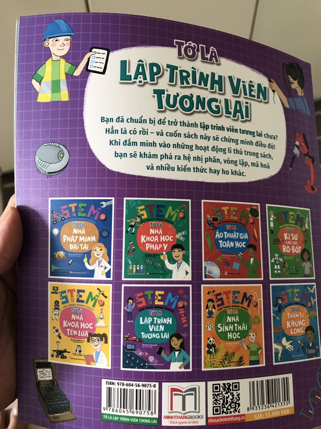 Sách hay, giúp bé hình dung về công việc của lập trình viên. Phù hợp cho bé từ 7-8 tuổi trở lên, bé nhỏ quá thì chưa nên mua.