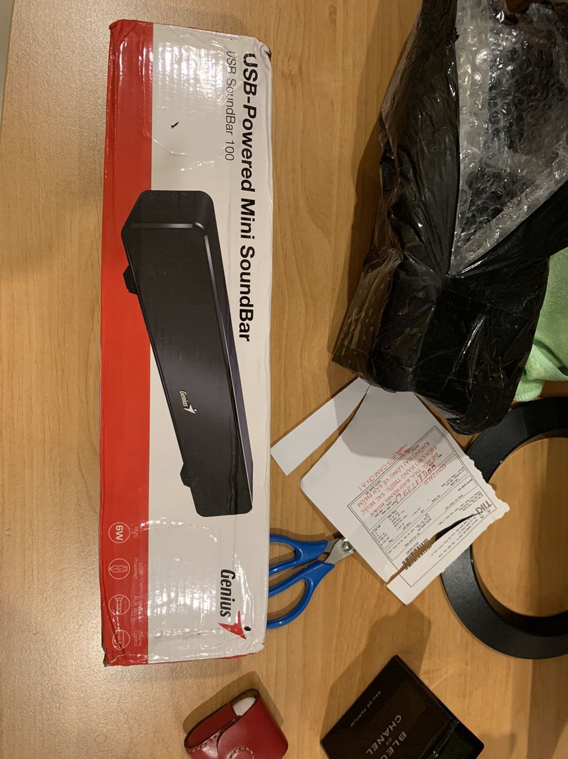 Dear Tiki customer service team,

Phản ánh chất lượng dịch vụ và sản phẩm của đơn hàng này:
Loa ko nghe được, dù đã thử cắm vào máy tính bàn và ipad có cổng kết nối jack 3.5mm, 

Vỏ hộp đóng gói là vỏ hộp cũ, móp mép đã tháo ra đóng lại nhiều lần, và không đi kèm (mất luôn) tờ giấy hướng dẫn sử dụng sản phẩm so với một hộp đầy đủ tiêu chuẩn thông thường (có clip trên YouTube), thiếu so với danh sách vật dụng bao gồm trong hộp được in trên vỏ hộp

Đánh giá uy tín shop bán sản phẩm này là kém, 
Team chăm sóc khách hàng vui lòng làm việc lại với nhà bán KoyShop về trường hợp đơn của mình, và hỗ trợ đổi sản phẩm mới không bị lỗi sớm nhất có thể!

Mong nhận được hồi âm từ Tiki sớm, cảm ơn các bạn!