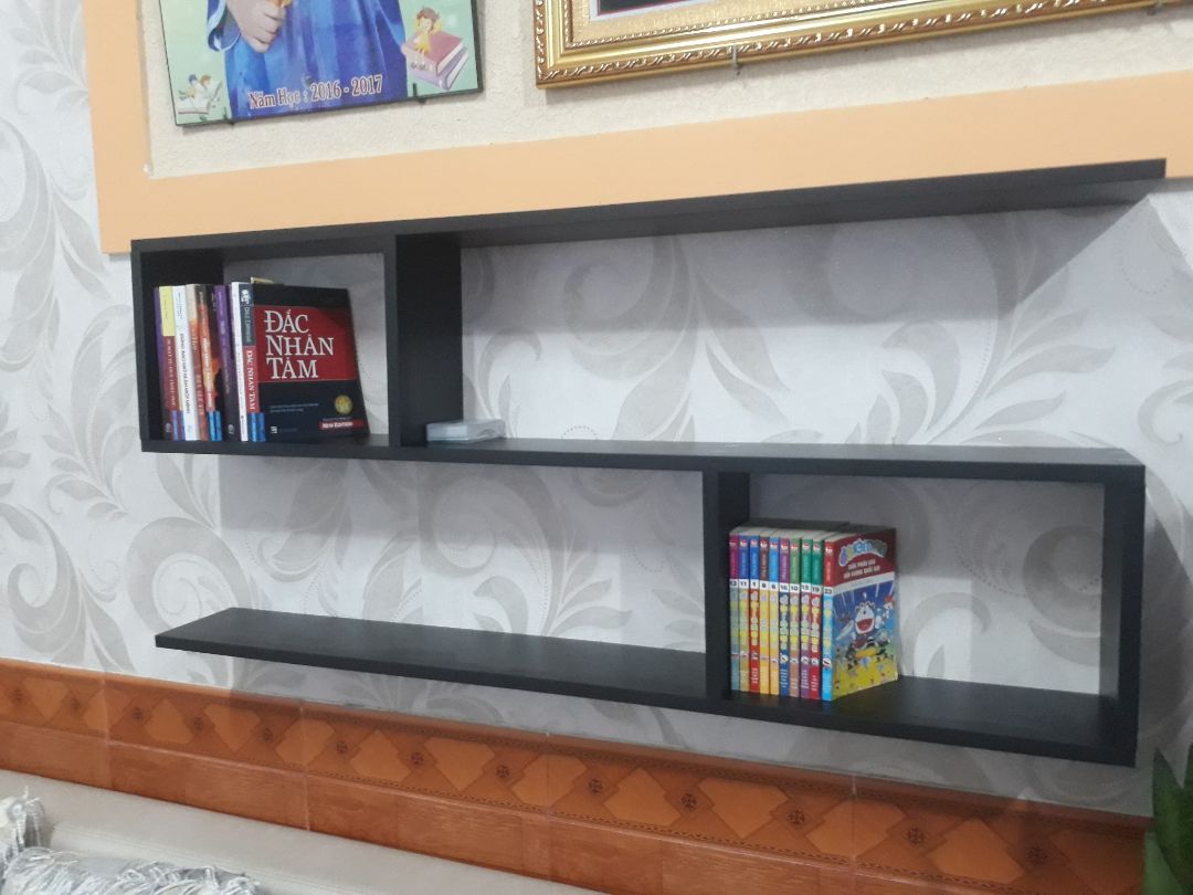 Sản phẩm giống hình. Gỗ CN lõi xanh trông khá chắc chắn, không phải loại gỗ ép ruột mùn cưa. Màu đen khá đẹp nhưng không được đều màu, có những vệt giống như dặm vá bằng cọ. Bắt lên tường giấu ốc vít, tắc kê nhưng vẫn rất chắc. Giao hàng nhanh. Mình mua của SIB decor.