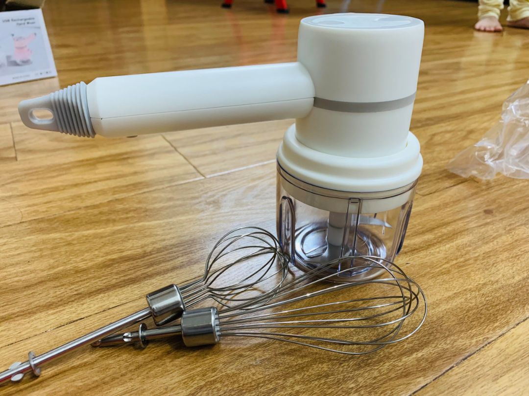 Sản phẩm đúng mô tả. Mua về có sẵn pin trong máy nên *** thấy ok. Có 3 chế độ quay phù hợp với từng loại thực phẩm. Cảm ơn shop. Các mẹ nên mua nhé.