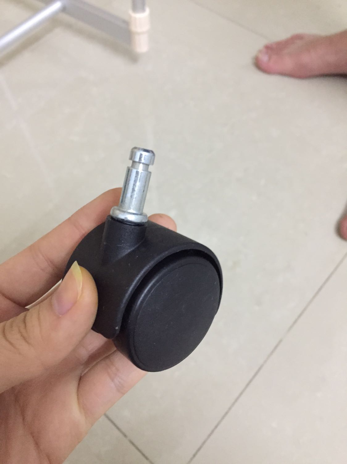 lắp lên thử dùng thì thấy 1 bánh xe bị lỗi, ko gắn cố định vào chân tủ được. sẽ gọi tiki bảo hành 

máy sấy khoảng 10c áo / quần người  lớn thì ok nhưng chắc chỉ sấy đc đồ mỏng. quần áo dày sấy 2 3 tiếng vẫn ko khô hoàn toàn