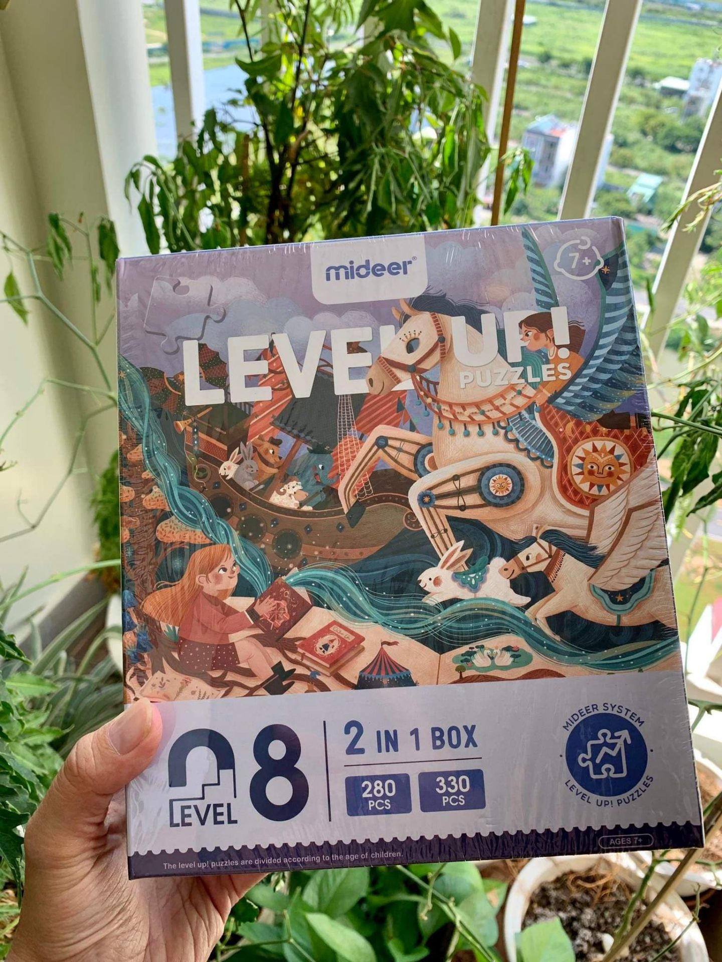 Hộp đẹp, thích hợp làm quà tặng. Tranh ghép đẹp, miếng ghép dày và an toàn với bé. Bé mình ghép say sưa luôn