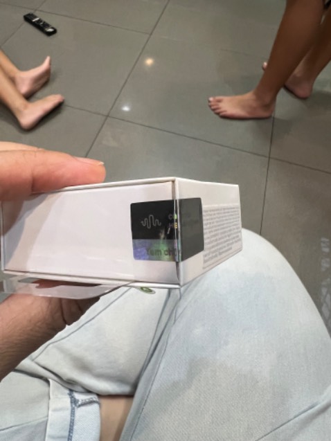 Hàng chính hãng, nguyên tem nguyên seal. Xài iphone thì nên xài dây phone chính hãng, mua mấy cái fake gần 200k nhưng chất lượng rất tệ. Khuyến cáo dùng hàng real, mắc hơn chút nhưng tiền nào của nấy.