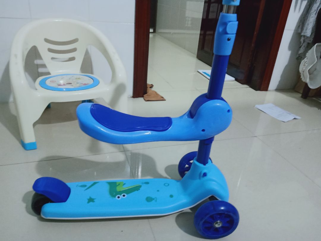 xe k giống hình ảnh là sao? và xe k đẩy về bên trái hay phải được. nhờ tiki xem lại giúp mình.