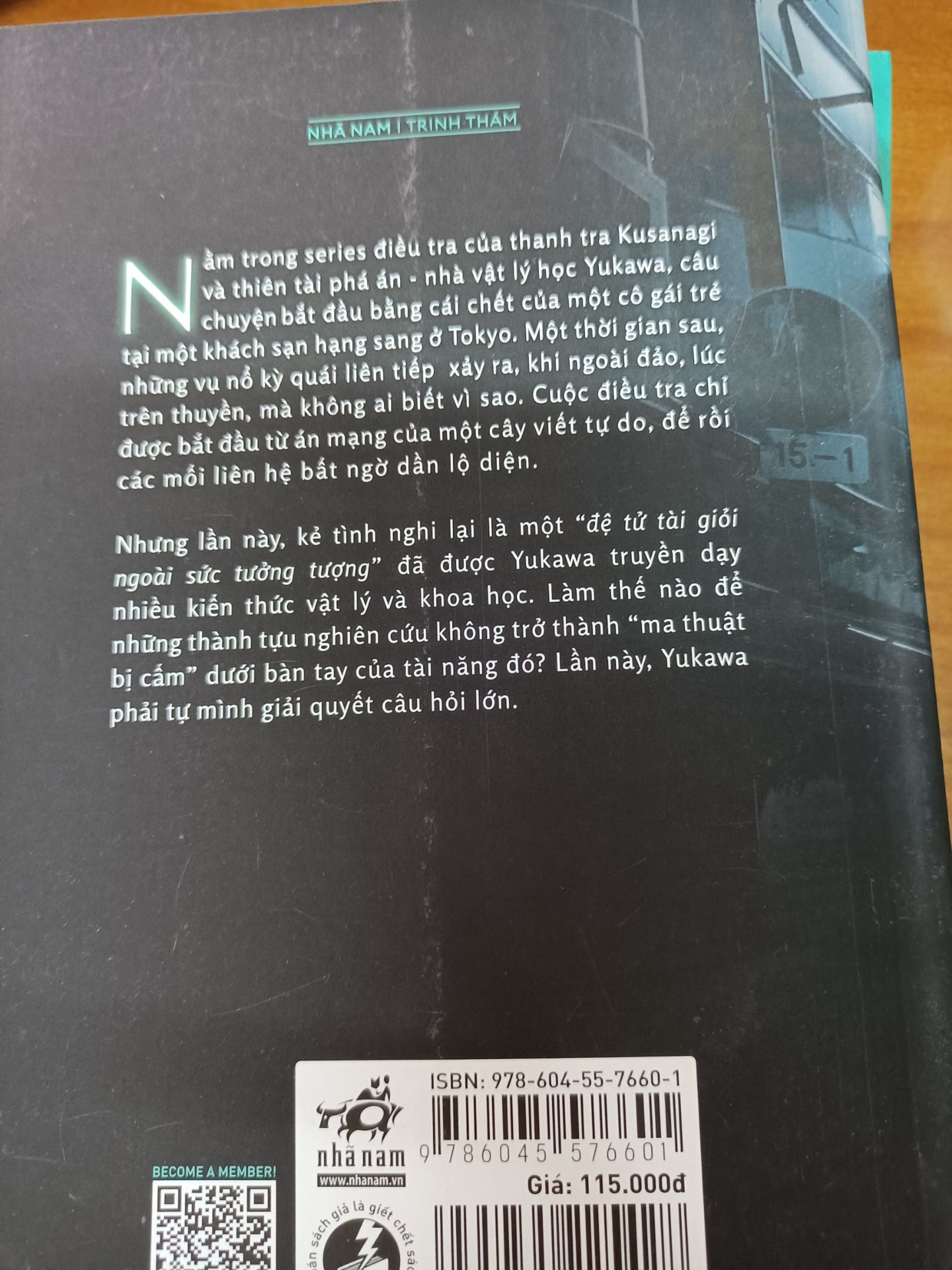 Sách đẹp , tuy có một góc hơi móp một chút nhưng ko sao . Giấy phía trong đúng gu mình thích , ko nhám cũng ko trơn quá , độ sáng vừa phải . Nội dung thì mình chưa đọc nhưng sách của bác Keigo thì mình cũng đã từng đọc , khá hay . Quyển rất hứng thú.