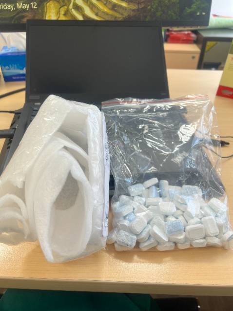 Tôi mua viên rửa chén Finish có bao bì, có thương hiệu rõ ràng ở trên trang Tiki nhưng khi nhận hàng thì bỏ trong 1 cái bao bóng không nhãn mác như hình là sao shop? Tôi nghi ngờ là là hàng giả và kém chất lượng nên đề nghị Tiki cho thu hồi hàng và hoàn tiền lại cho tôi.