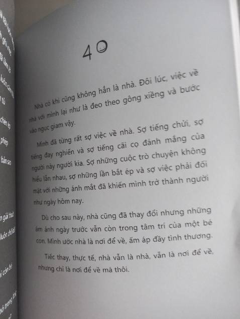 Mình thấy đây là một cuốn sách phù hợp với mình. Giống như bìa sách đã viết" không bán nụ cười". Cuốn sách đã viết lên những thứ mình luôn suy nghĩ mà không thể mô tả thành lời, mình có thể suy ngẫm dễ dàng hơn về bản thân, những rối ren trong suy nghĩ cũng phần nào được gỡ bỏ. Nếu bạn đang tiêu cực thì mình nghĩ đây là 1 cuốn sách phù hợp. Thêm nữa là sách thơm lắm:))))