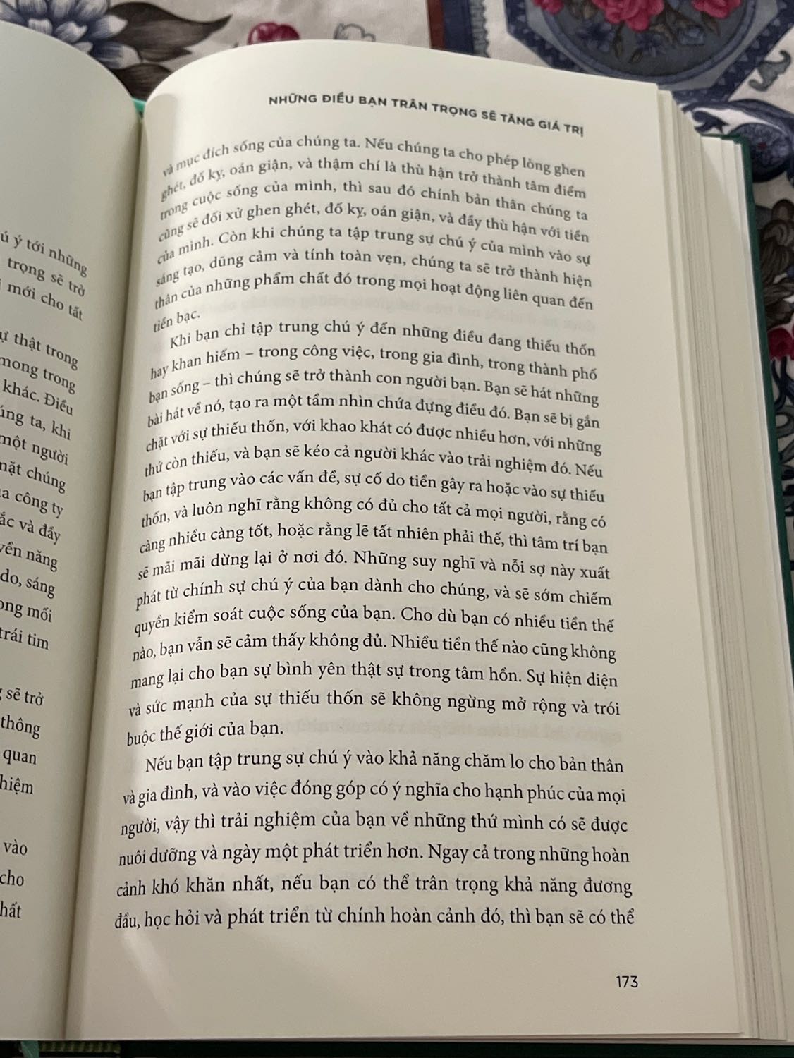 Đóng gói cẩn thận, ship hàng nhanh chóng, bìa cứng cáp để tránh va đập hay rớt sách. Điểm cộng là sách có bìa rời để có thể tháo ra dễ dàng và mình đọc gì mọi người cũng không biết. Giấy mịn, thơm, chữ in sắc nét ???