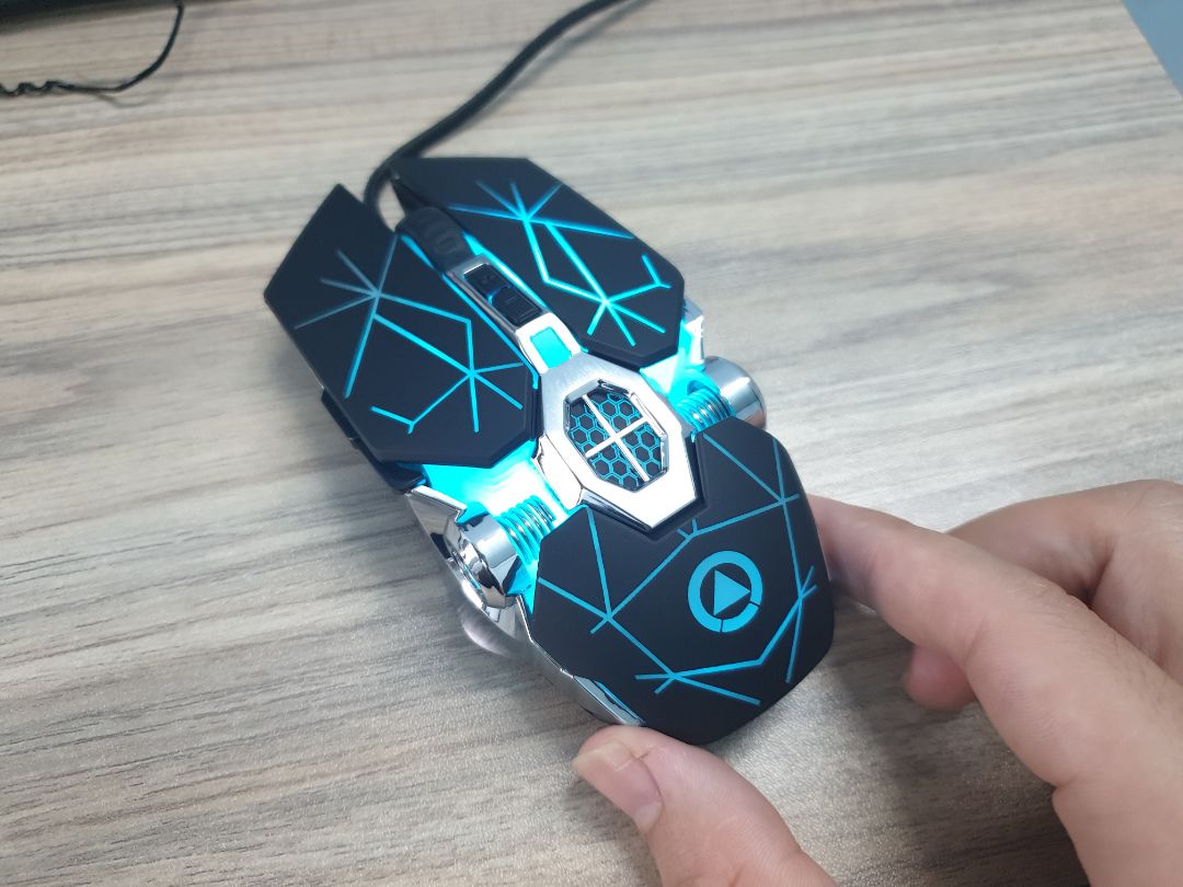 Chuột nhạy, màu Led cực đẹp, cầm cũng vừa tay, sản phẩm tốt