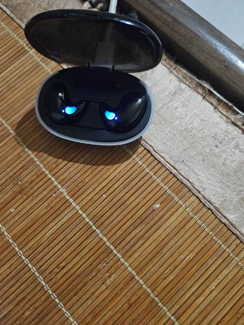 Bán hàng hỏng. Đổi lại rồi vẫn là hàng hỏng . Đổi lại tiếp thì ko đc tự dưng mất oan 100k mua sản phẩm hỏng. Quảng cáo thì hay