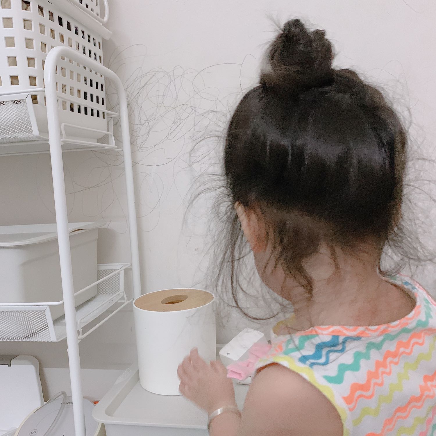 Sản phẩm đẹp và sắc nét! Nhựa mịn xịn, nắp bằng gỗ tre rất kín. Hộp đựng giấy cuộn khá to! Style đơn giản sang trọng!