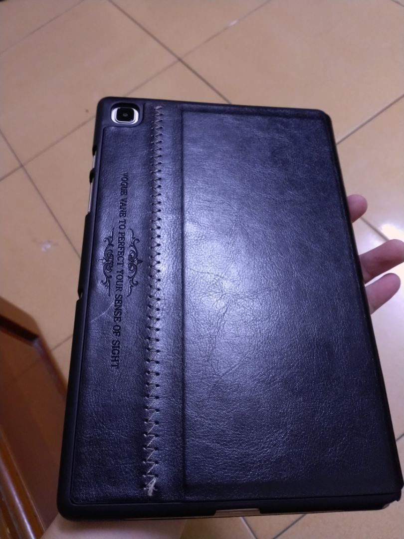 Dày dặn, không bị trượt khi dựng máy lên. Tuy nhiên hơi khó khi tháo máy ra khỏi bao.