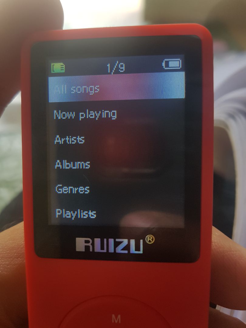 Vừa đặt hôm qua, nhận xong hàng thì thấy sản phẩm không giống với quảng cáo, giao diện font chữ, màn hình đang chơi nhạc đều khác so với sản phẩm quảng cáo.coi video thì màn hình mờ tịt, mong shop phản hồi