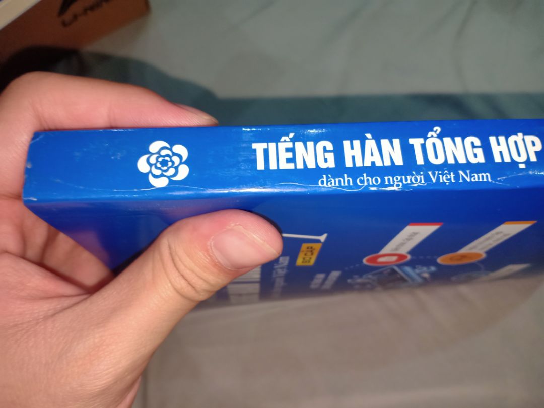 Hàng hơi lâu, sbt thì đẹp nhưng cái quyển giáo trình phần cào mã truy cập đã bị cào xước chút như trong ảnh, gáy sách có vẻ hơi lỗi thì phải. nói chung là tạm đc Hàng hơi lâu, sbt thì đẹp nhưng cái quyển giáo trình phần cào mã truy cập đã bị cào xước chút như trong ảnh, gáy sách có vẻ hơi lỗi thì phải. nói chung là tạm đc