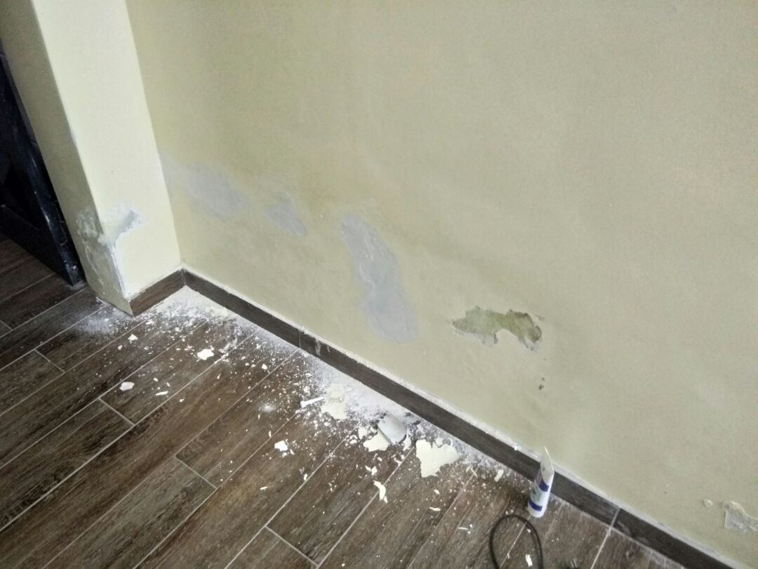 Tiki giao hàng nhanh. Keo dễ thao tác, không bị mùi khó chịu. mình mua 2 tuýp đc khuyến mãi thêm 2 cái gạt. Gạt khuyến mãi hơi nhỏ nên mình dùng thêm gạt riêng. Trong lúc làm có bị keo dính tay thì cũng dễ rửa trôi với nước. 
Mình quên không hỏi bao lâu thì keo khô, nói chung cũng không khô quá nhanh nên có thể làm từ từ bình tĩnh. 
Nhà dễ nồm nên mình đang *** keo có chống ẩm đc k, có gì sẽ update tiếp.