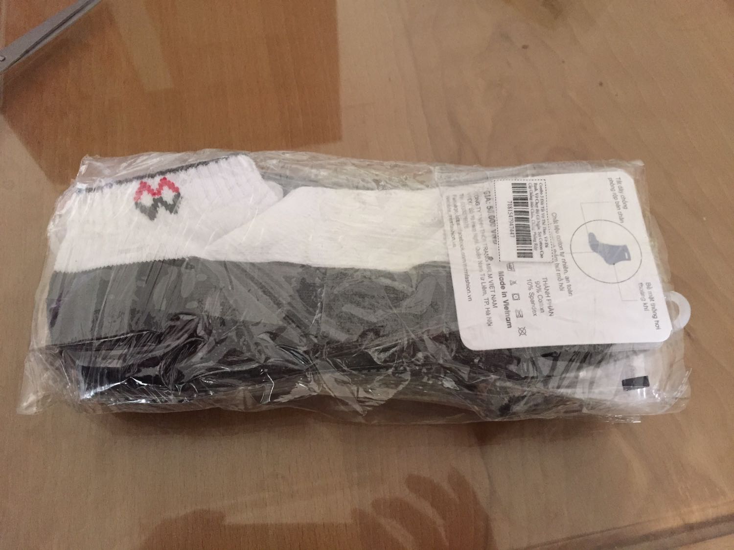 Sản phẩm như mô tả. Giao hàng đúng hẹn. Đóng gói cẩn thận. Giá rẻ hơn niêm yết. Đã thử đi chơi thể thao rất êm và ôm chân. Ủng hộ sản phẩm của shop. Sẽ mua thêm để tặng.