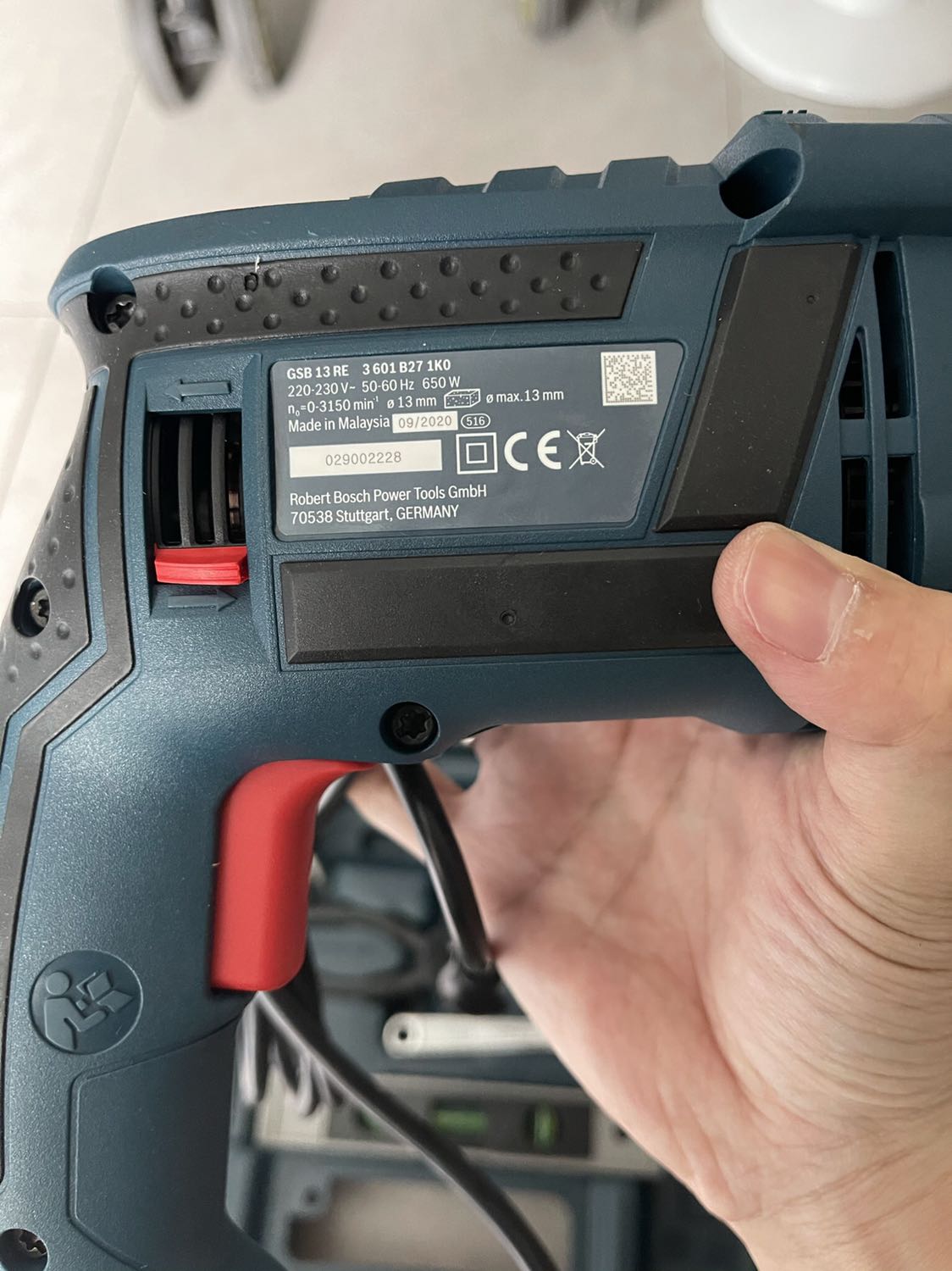 Ship nhanh gọn, đóng gói cẩn thận, hàng còn nguyên seal. Chạy thử rất êm ko thấy tia lửa điện. Made in Malaysia xịn xò, phụ kiện đẩy đủ. Rate 5 stars.