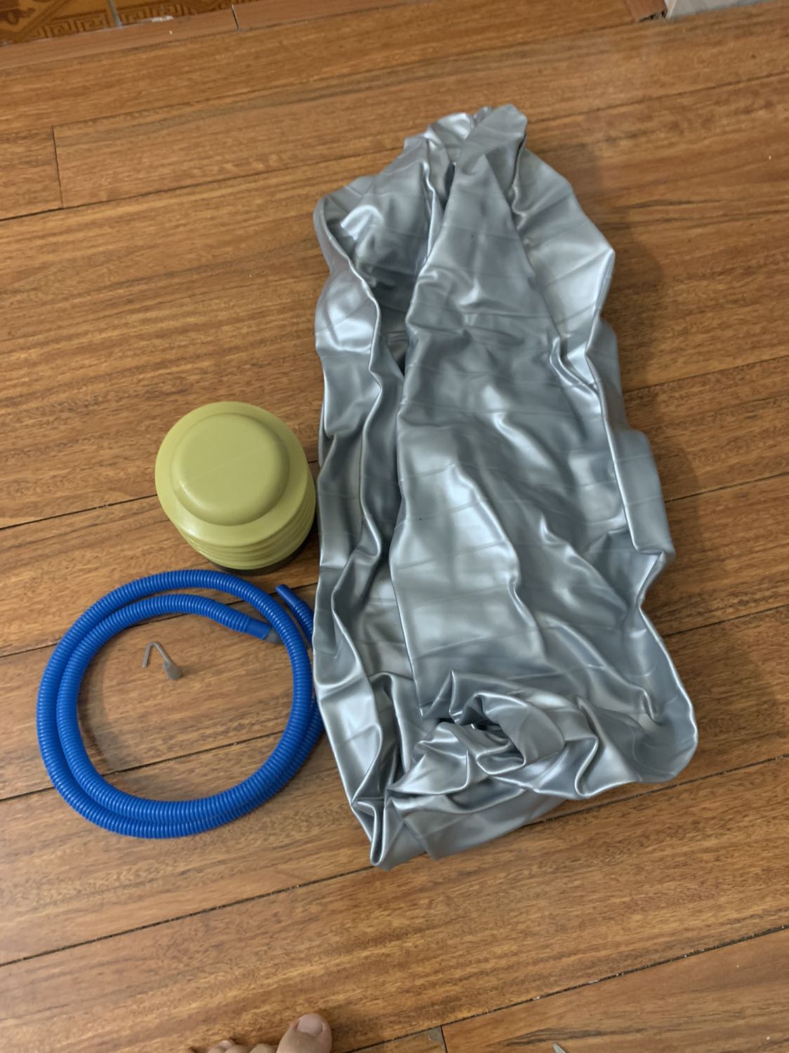 Shop đóng gói sơ sài, ko có hộp mà chỉ bọc 1 lớp nilon và bọc giấy bên ngoài, may bóng ko bị sao. Giao thiếu đồ kẹp để lấy van ra, mình cạy mãi mới ra đc để bơm.