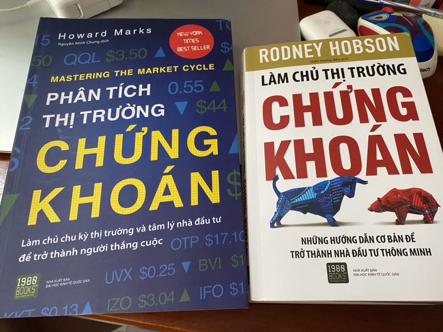 Mình nhận đc sách chỉ sau 1 ngày đặt hàng. Anh shipper rất ok lun, một trong những điều mình vui vẻ khi làm việc với tiki là mấy anh shipper dễ thương. Sách rất đẹp, giấy dày vừa phải, thơm mùi sách, thẳng thớm, nội dung mình ko đọc những trang như lời nói đầu này kia mà vô đọc chương chính lun, dễ hiểu lắm lun, khuyến nghị các bạn mới bập bẹ làm quen vs chứng khoán như mình nên mua gấp!!!!!!