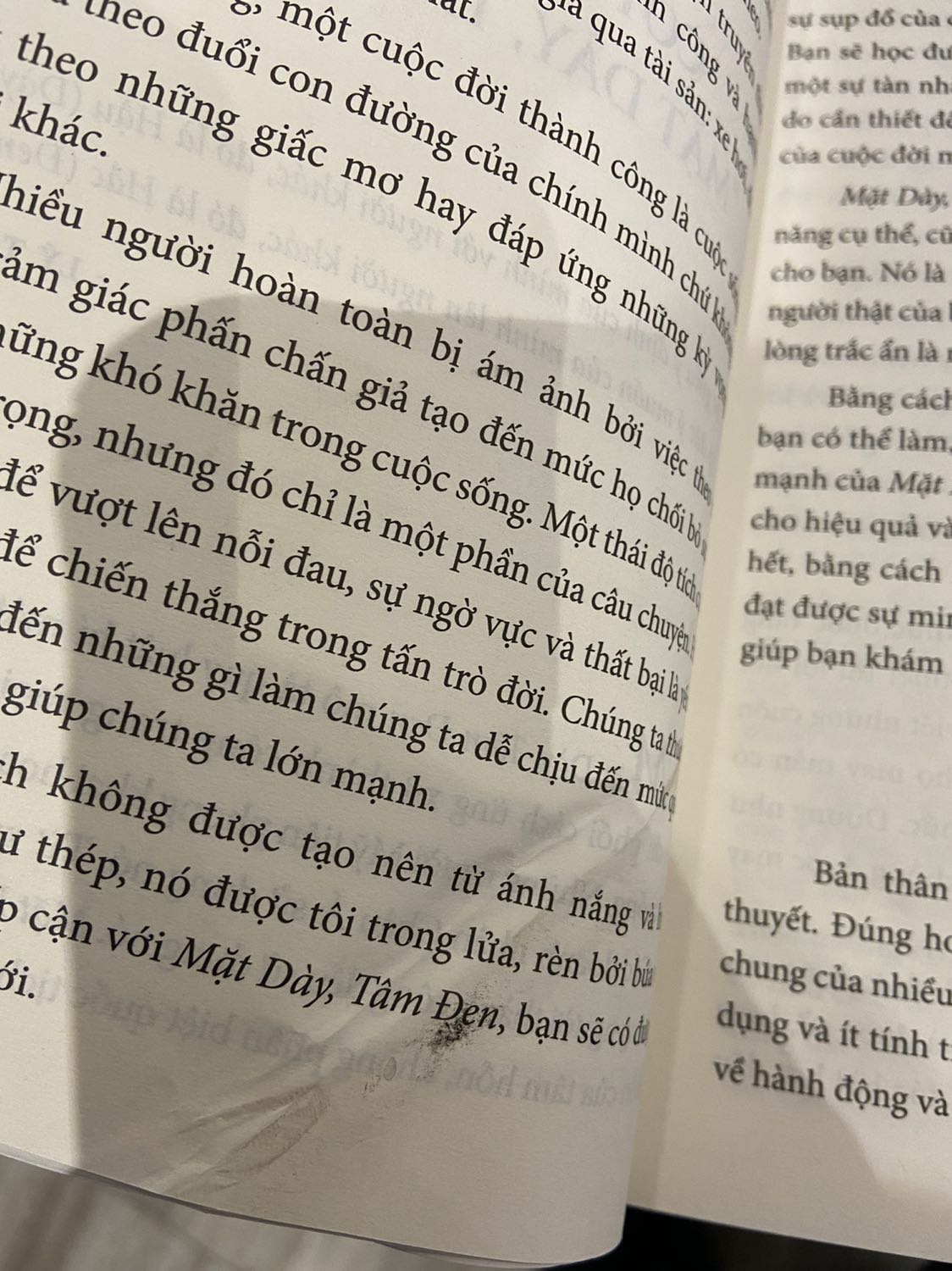Hộp hàng thì bẹp dúm dó. Sách bên trong thì nhàu nhĩ. Thật sự thất vọng. Đợt mua Văn Minh Vật chất của Người Việt cũng vậy. Cả tiki và nhà phát hành đều có lỗi trong lần giao hàng này. Thực sự thất vọng. Shipper gọi giục báo khách là “đã đến nơi rồi xuống đi!!!”, trong khi mình ngồi ngay văn phòng tầng 1 đang chờ mãi! Tới lúc khách phải ra tận sảnh đứng đợi cũng không thấy đâu thì lại bảo đang tới nơi sắp rẽ vào rồi… Quá chán nản đơn hàng này