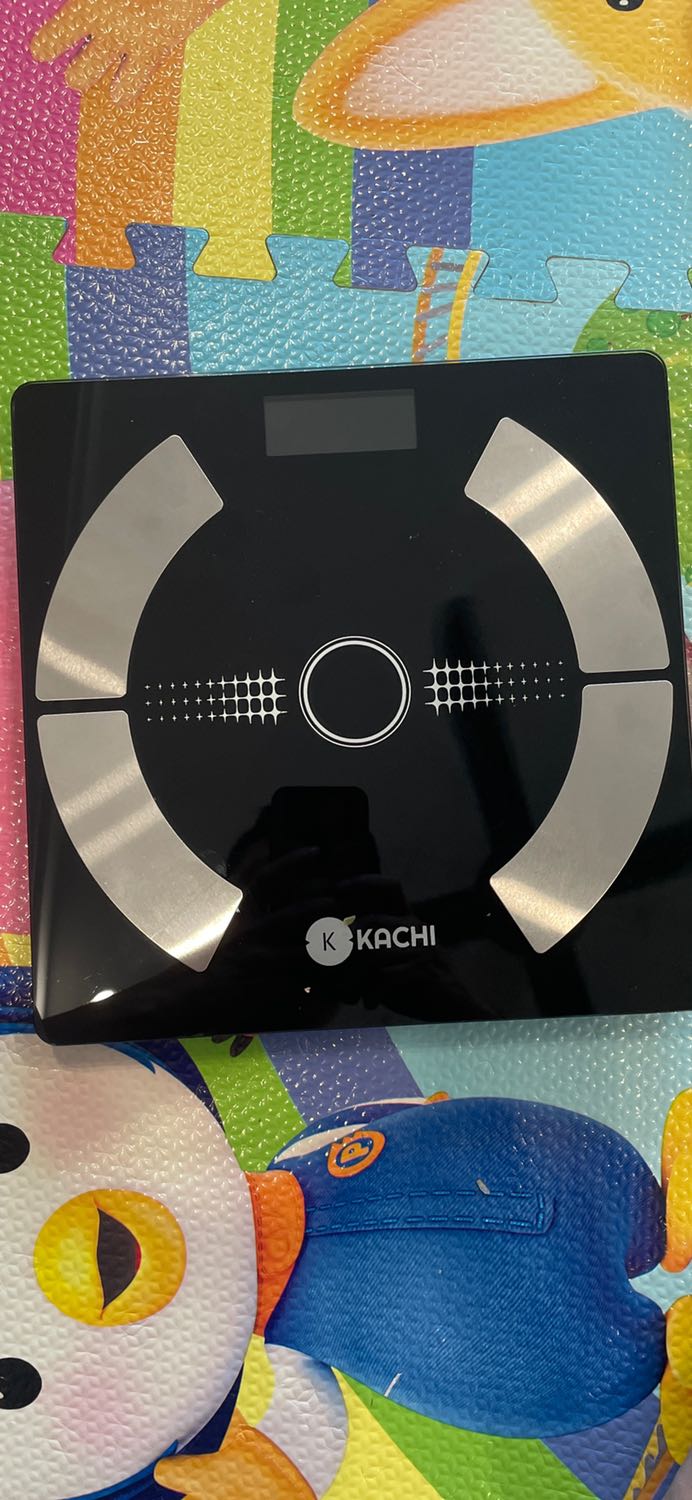 Cân chính xác lại có app riêng. Tuy k biết app có OK không và có bền không nhưng phải cái đứng k cảm thấy chắc chân lắm. Ngoài cái đó ra thì OK hết. App còn lưu được nhiều người trong gia đình. Tiện lợi