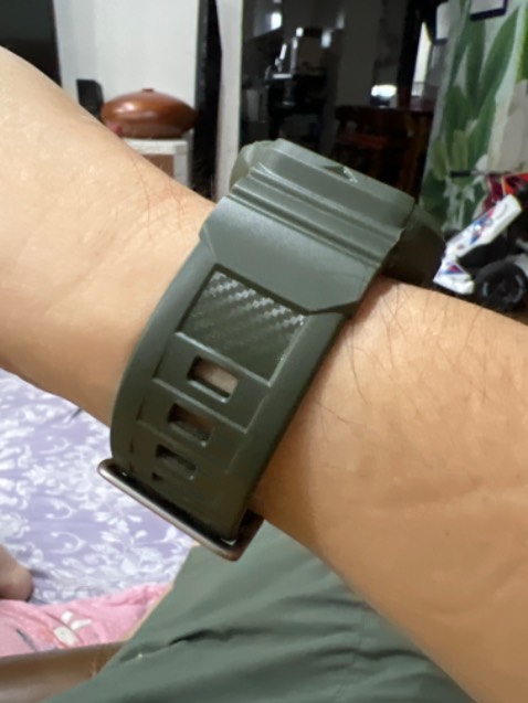 Ốp khá cứng đeo bị đau tay. Giao hàng nhanh đóng gói tốt..