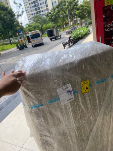 thang chắc chắn, tiện dụng.....gấp lại thì khá gọn, nhưng nhà SX kỹ tính nên để trong thùng muốt rất dày, thùng giao to tổ chưởng... Tiki phải giao hàng bằng Ô tô luôn ngầu phết!!! 😅