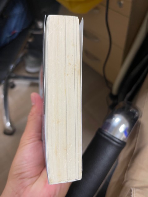 Sách mới có bọc nilong mà sao bẩn quá, như bị mốc!
Quá thất vọng!!