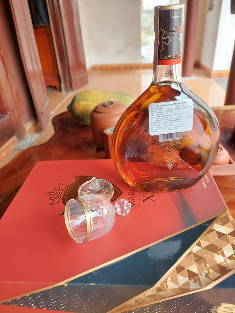 đã nhận đc sản phẩm hôm 1.1.2023.xin đánh giá như sau. có 2 tem chống hàng giả. quét mã vạch.tem giữa chai.thì ra rượu xo. giá 520.000đ .quét mã vạch trên đầu chai thì không ra sp.không biết do phần mềm hay do sp. chất lương thì chưa dùng nên chưa dám nhận xét. 1 cái ly đi kèm hộp thì bị vỡ do vận chuyển.và không chèn chắc bên trong. đề nghị shop gửi cho 1 ly khác.nếu có thể. vì rượu làm quà biếu. chất lượng rượu thế nào ai dùng rồi thì cho đánh giá.để đảm bảo uy tín và danh dự cho shop.tạm thời cho shop4sao.thanks