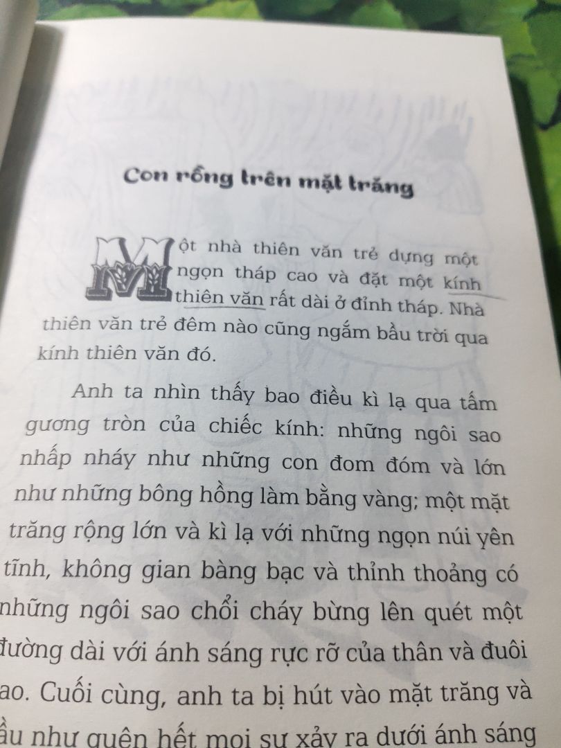bìa sách đẹp, nhưng còn vài nội dung thắc mắc như trang 74  từ " bênh đống bạc" hay là bên đống bạc ? Trang 13 kính thiên văn là vật dụng xuất hiện ở thế kỉ 17 mà Aesop sống ở thế kỉ VI TCN thì vật này chưa xuất hiện thì sao có trong nội dung truyện kể của ông được ? xin được giải đáp! với truyện ngụ ngôn thường rất ngắn, xúc tích sao truyện đây diễn giải dài quá