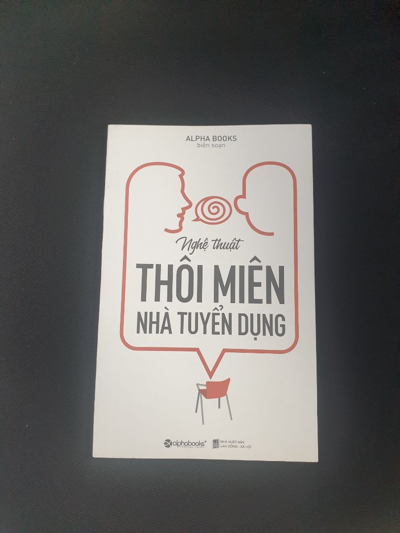 Nội dung khá hay cho ai đang tìm nghề nghiệp dưa trên điểm mạnh và tính cách bản thân .
Điểm trừ là sách Fahasa dơ bìa , góc bị trầy xước khá bẩn