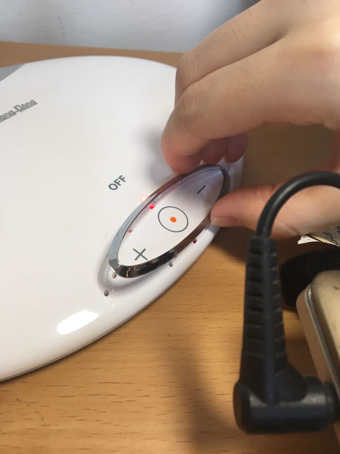 Mình dùng sp đc 1 tháng và có nhận xét sau:
Ưu điểm: đẹp, nhẹ, cảm ứng ban đầu chưa nhạy lắm nhưng dùng 1 thời gian thấy ok hơn hẳn. Có 3 màu với 5 mức độ sáng. Mức sáng nhất mình thấy ổn, đủ để học bài đọc sách mà k cần bật thêm đèn khác. Thân đèn dẻo nên có thể điều chỉnh cao thấp nha. Tem mác đầy đủ. Giá cả quá phải chăng.
Nhược điểm: cái viền kim loại quanh nút cảm ứng lỏng lẻo, nhấc lên đc luôn (như ảnh). Ban đầu chỉnh tăng giảm nó cứ lập bập hơi khó chịu xíu nhưng r cũng thấy bt :))
Nchung ưng ý. Ủng hộ sp Việt chất lượng ntn. Cảm ơn tiki và nhà cung cấp.