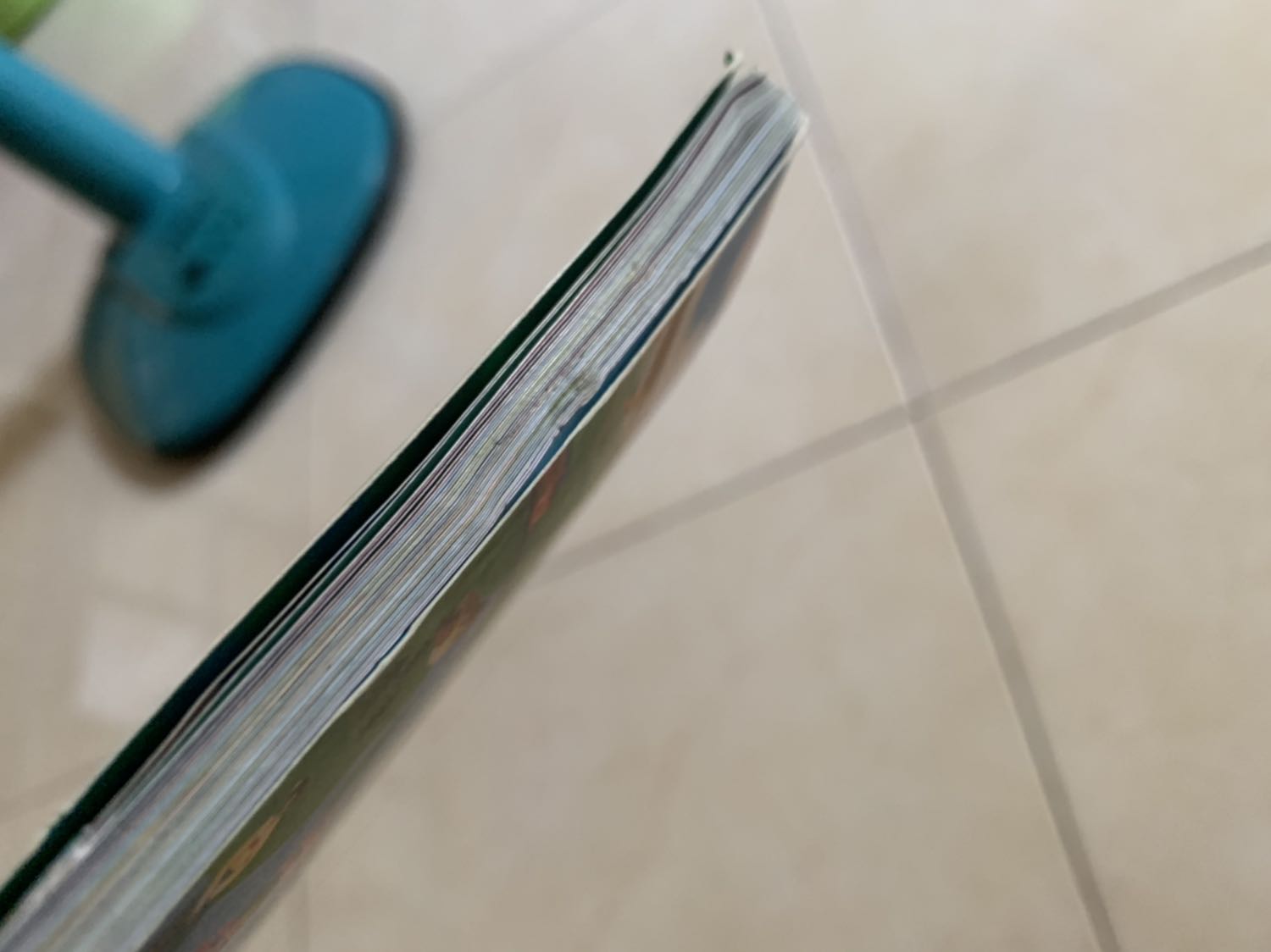 Tiki nên kiểm soát ki hơn về chất lượng sản phẩm khi xuất kho. 
Bạn mình từng nói Sách Mua Tiki hay cong, cũ và bẩn.
Lần này mình mua để tặng mà sách giao hơi xấu bìa và rách nhẹ thế này ạ