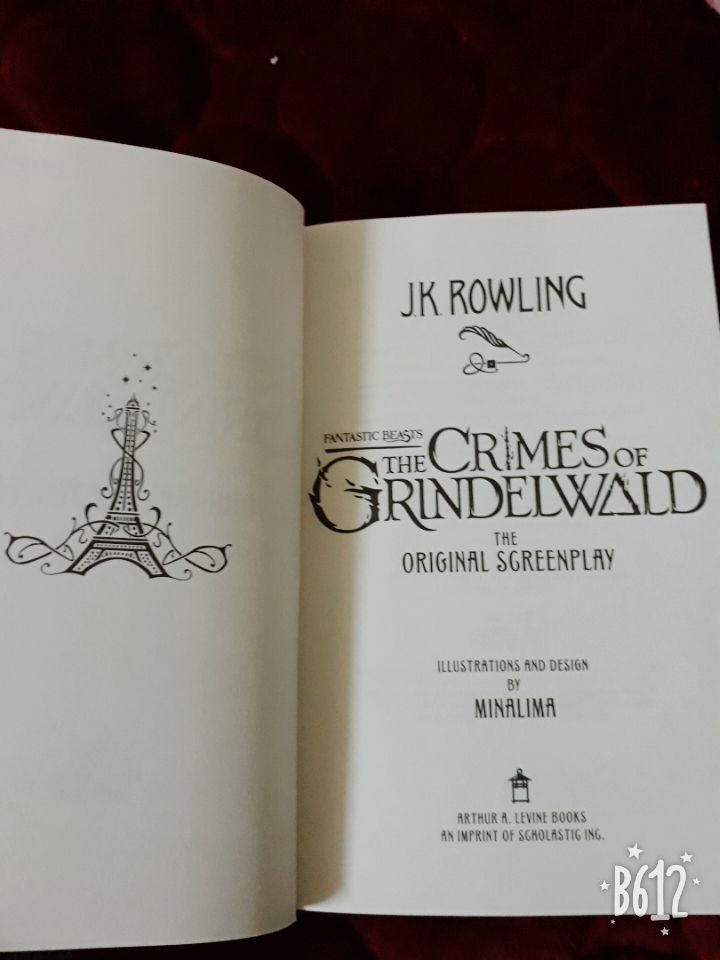 Sách đẹp lắm luôn, đáng đồng tiền bát gạo. Đối với ai là tín đô của Harry Potter thì việc sở hữu 1 cuốn sách đẹp như thế này thực là mong muốn khó cưỡng. Mặc dù ko phải truyện mà là kịch bản phim thì vẫn hấp dẫn như thường. Khi cầm cuốn sách này trên tay chỉ ước có được bộ Harry Potter với cùng chất lượng như này. Nói chung là sung sướng quá đi.