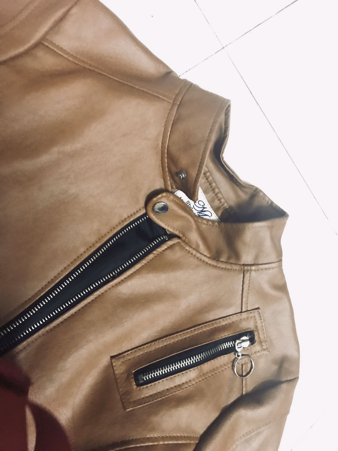 Da tổng hợp nên mặc hơi cứng và có mùi 
Nhưng với mức giá này thì chấp nhận được.
Đóng gói cẩn thận.