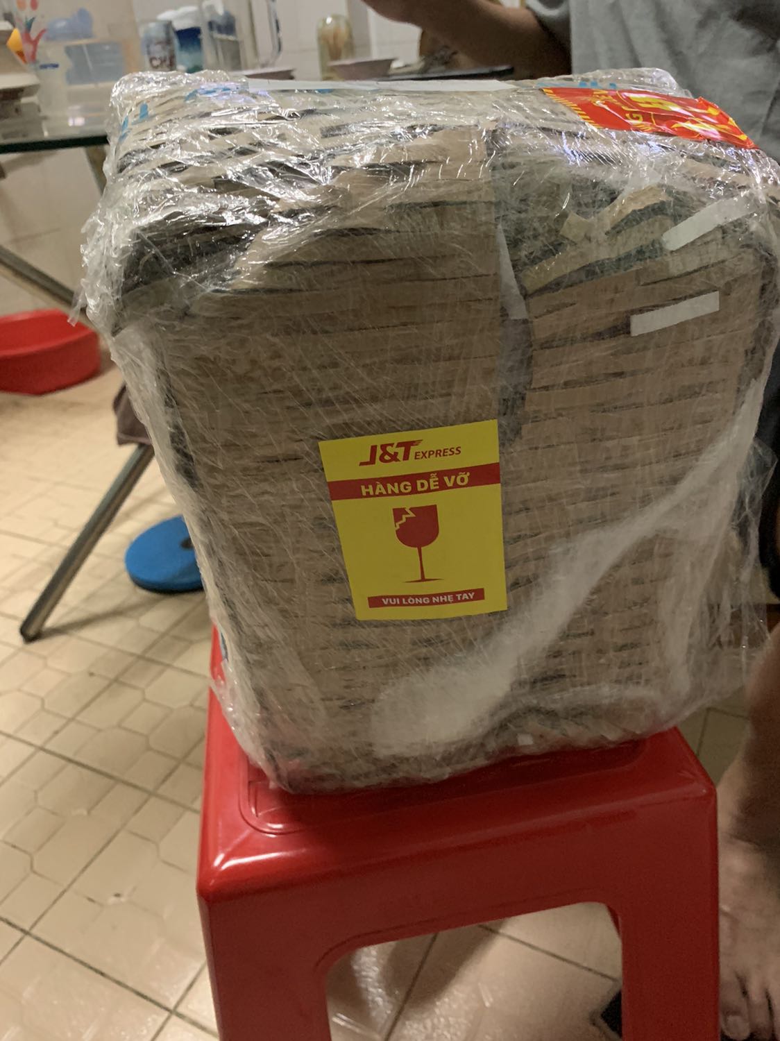 Shop đóng gói cẩn thận, giao hàng nhanh, 1 ngày tới. Bình nguyên vẹn đẹp. Bình đun tầm 4-5p sôi. Hơi rung bình khi sôi. Sau khi sử dụng đun nước thì đáy bình có vết đốm ko biết vì sao. Inox tốt ko nữa