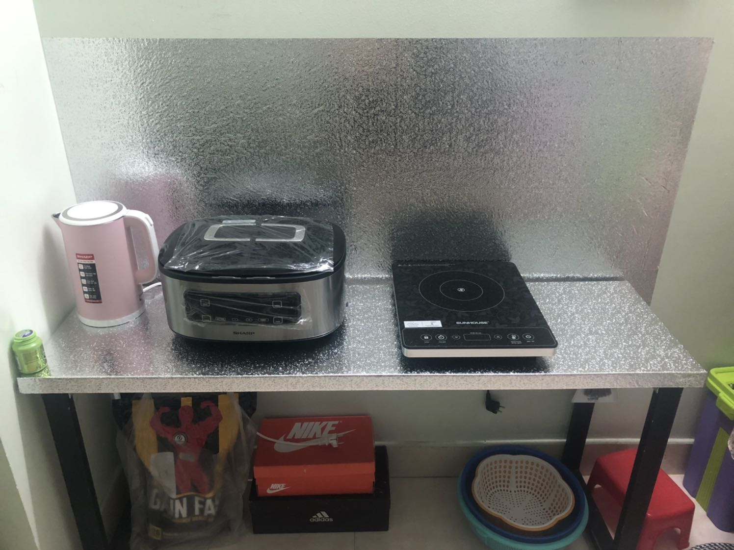 Mua 1 cuộn dài và to mình dán nguyên 1 cái bàn với 1 mảng tường bao la, bao sạch đẹp. Đang định đặt thêm cuộn nữa.