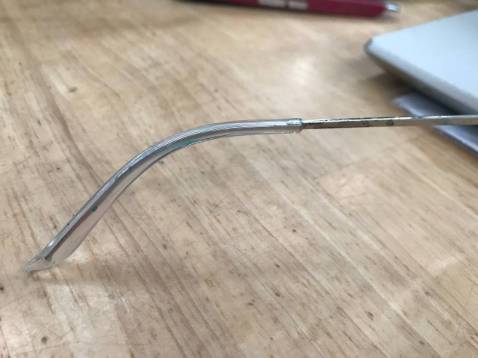 Phần nhựa hay bị tuột ra khỏi gọng.
Nhìn gọng như inox không rỉ nhưng thật ra rỉ rất nhiều. 2 3 ngày phải vệ sinh 1 lần. Rỉ màu xanh như đồng bị ra ten. Kính đã lên gọng rồi nên buộc phải mang, không vút thùng rác cho rồi.