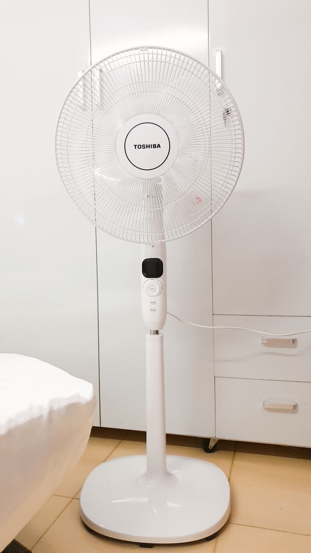 Quạt rất đẹp, chạy êm, chất lượng tốt, sờ vào là thấy khác biệt. Gió thổi ra rất dễ chịu, không khó chịu hay dồn dập quá như các quạt thường. Có điều khiển từ xa, hẹn giờ tắt mở và chế độ gió ngủ rất tiện lợi. NHƯNG quạt có chế độ tự động tắt sau mỗi 12 tiếng hoạt động (và chế độ này ko tắt được), rất bực bội khi mình cần quạt chạy liên tục. Cuối cùng đã bán luôn mua quạt khác. Ngoài điểm đó ra, mọi thứ khá là tốt.