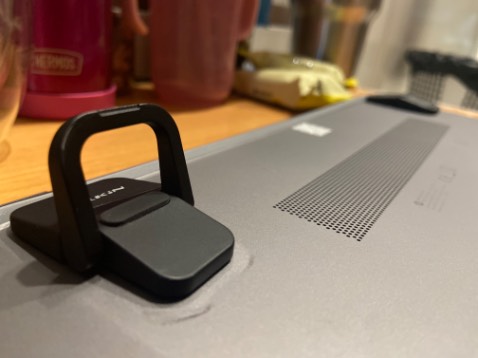 Nhỏ, gọn, dán bám dính tốt vào đế máy ! Có độ cao vừa phải khi ngồi trên bàn, dễ gõ phím ! Chắc chắn