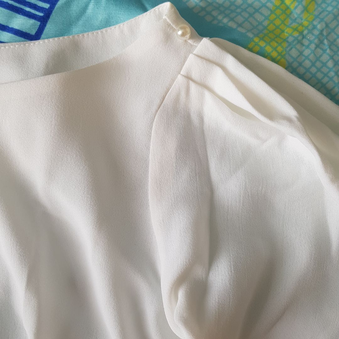 Vải mỏng và quá mềm, tay áo ko lên form như mẫu.